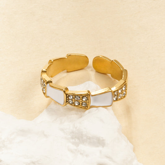 Bague dorée entourée de nacre et zircon