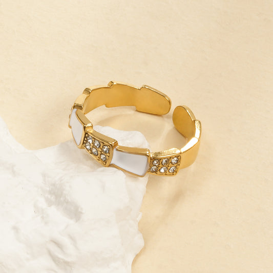 Bague dorée entourée de nacre et zircon