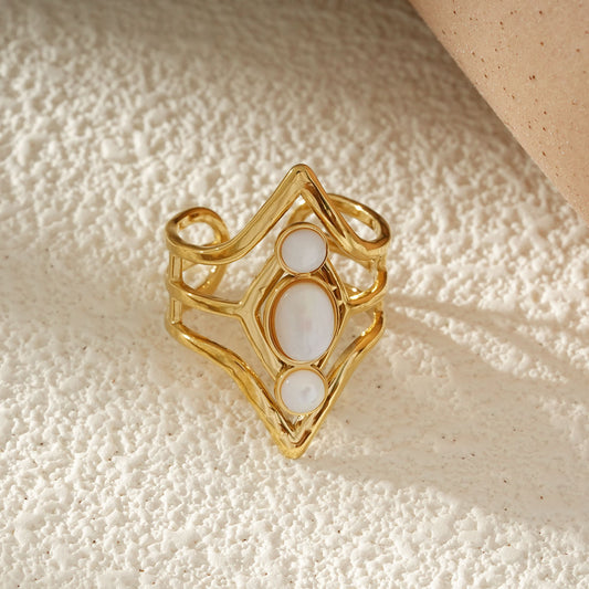 Bague Dorée Ouverte Ajurée Avec Triple Pierre Blanche Nacre