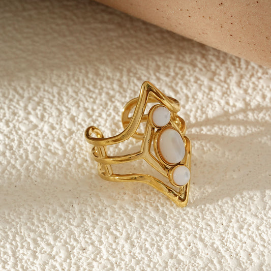 Bague Dorée Ouverte Ajurée Avec Triple Pierre Blanche Nacre