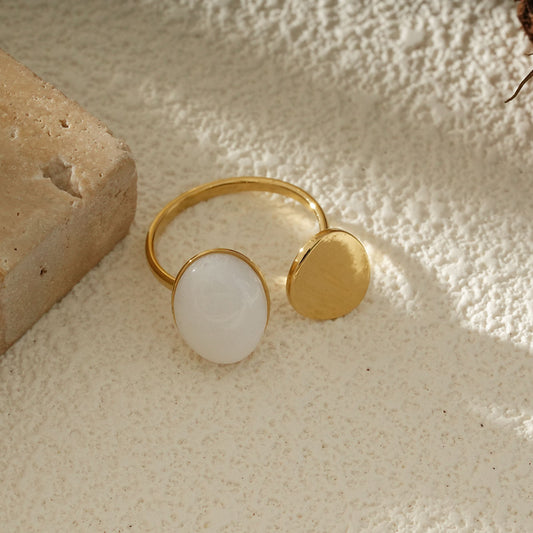 Bague Dorée Ouverte Avec Une Pierre Blanche Nacrée Et Un Disque