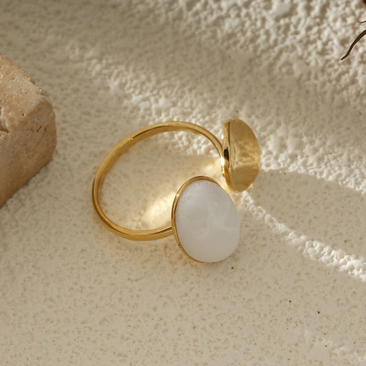 Bague Dorée Ouverte Avec Une Pierre Blanche Nacrée Et Un Disque