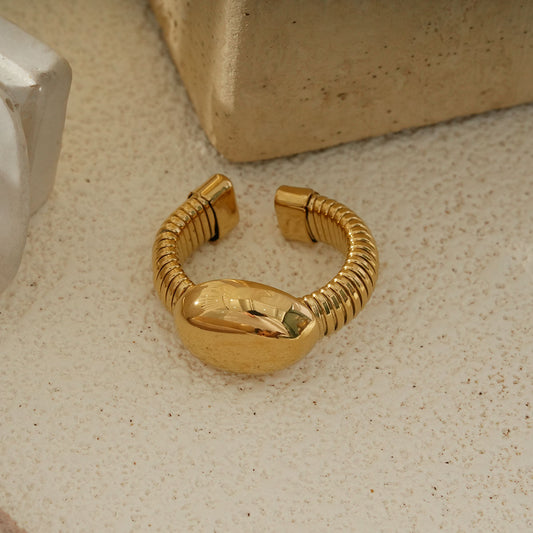 Bague Dorée Tubulaire Avec Centre Lisse Bombé