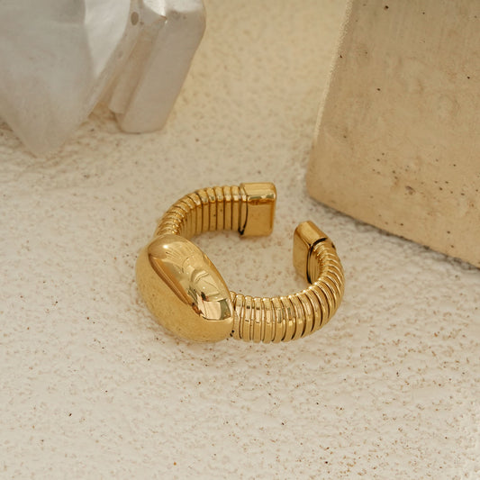 Bague Dorée Tubulaire Avec Centre Lisse Bombé