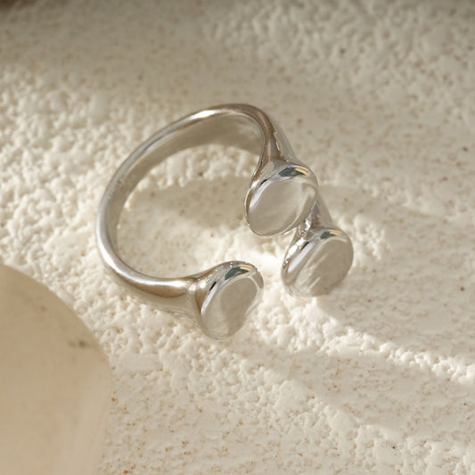 Bague Argentée Ouverte Avec Trio De Gouttes Lisses En Relief
