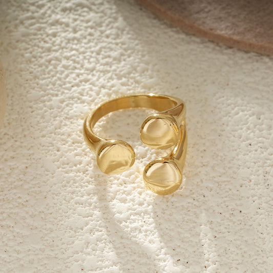 Bague Dorée Ouverte Avec Trio De Gouttes Lisses En Relief