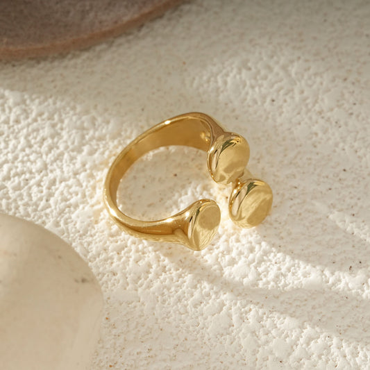 Bague Dorée Ouverte Avec Trio De Gouttes Lisses En Relief