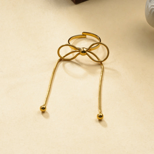 Bague dorée nœud long