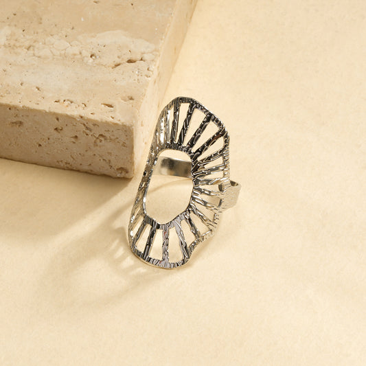 Bague Argentée Ajustable Sculpturale Gravée en Forme de Rayon Abstrait