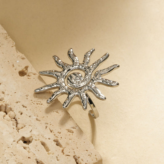 Bague argentée martelée soleil spiral
