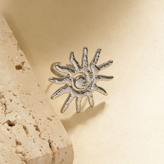 Bague argentée martelée soleil spiral