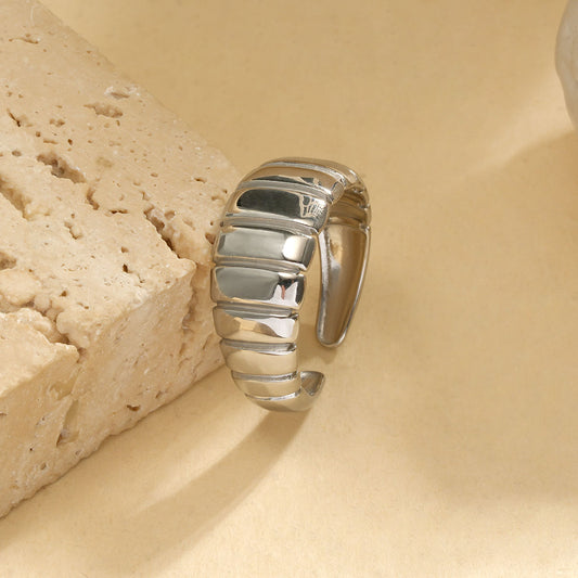 Bague ajustable argentée larges segments bombés lisses en relief