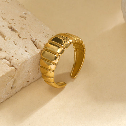 Bague ajustable dorée larges segments bombés lisses en relief