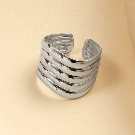 Bague Argentée Ajustable Large Striée Avec Effet Vague