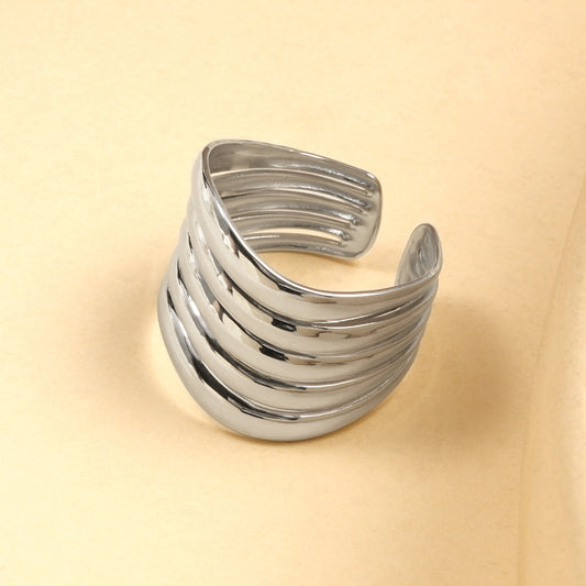 Bague Argentée Ajustable Large Striée Avec Effet Vague