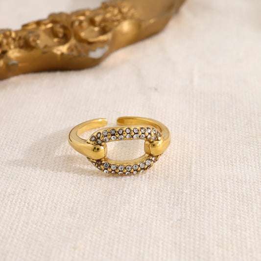 Bague dorée anneau central ovale serti de strass