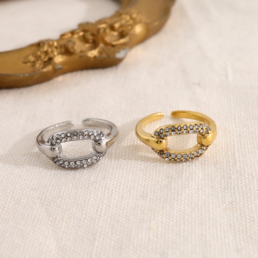 Bague dorée anneau central ovale serti de strass