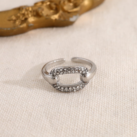 Bague argentée anneau central ovale serti de strass
