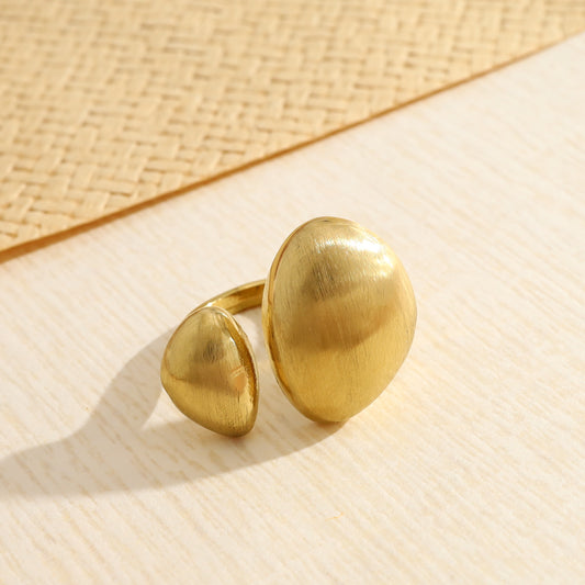 Bague dorée ouverture avant bombés asymétriques effet brossé