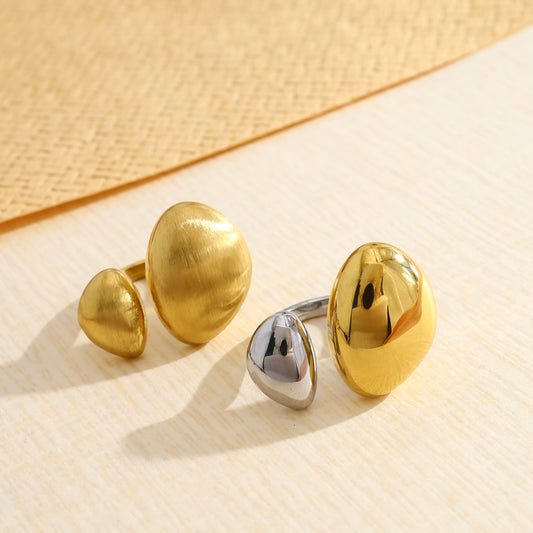 Bague dorée ouverture avant bombés asymétriques effet brossé