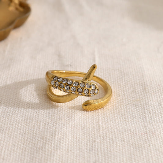 Bague dorée ouverture avant motif serpent pavé de strass