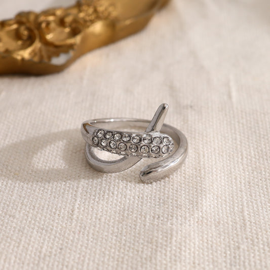 Bague argentée ouverture avant motif serpent pavé de strass