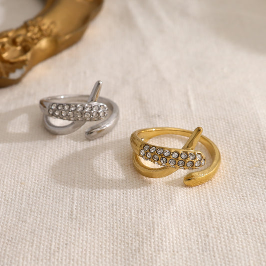 Bague argentée ouverture avant motif serpent pavé de strass