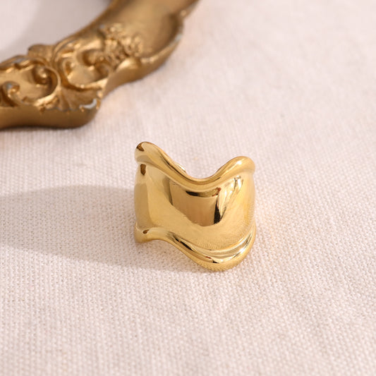 Bague dorée épaisse effet miroir en vagues avec bordures reliefs