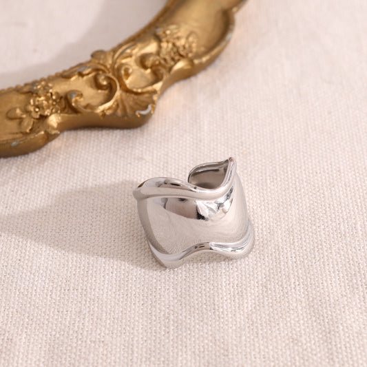Bague argentée épaisse effet miroir en vagues avec bordures reliefs