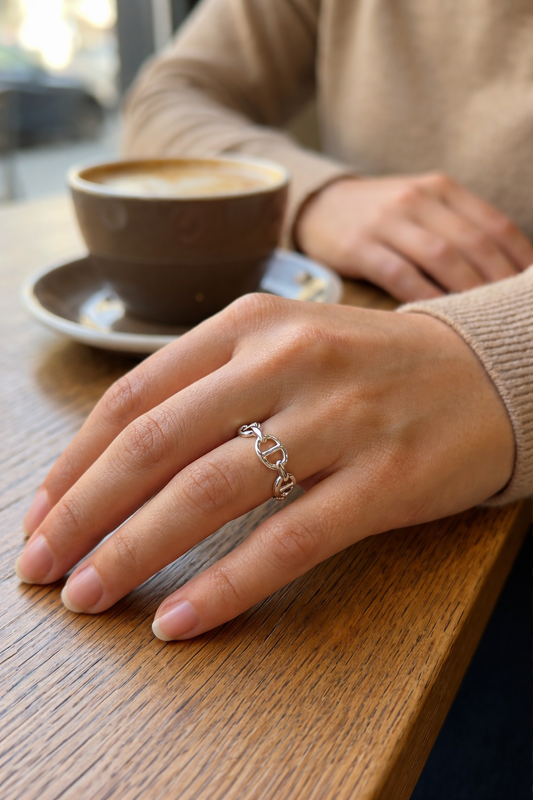 Bague fine ajustable à maillons entrelacés