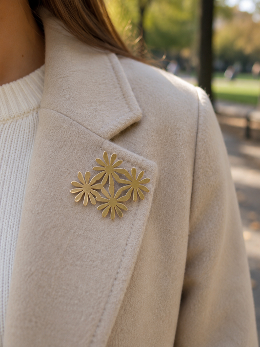Broche Dorée Ajourée Bouquet De Fleurs Stylisées