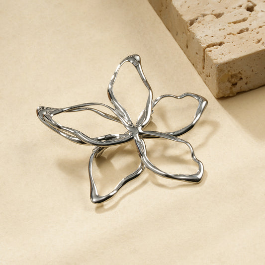 Broche argentée fine fleur