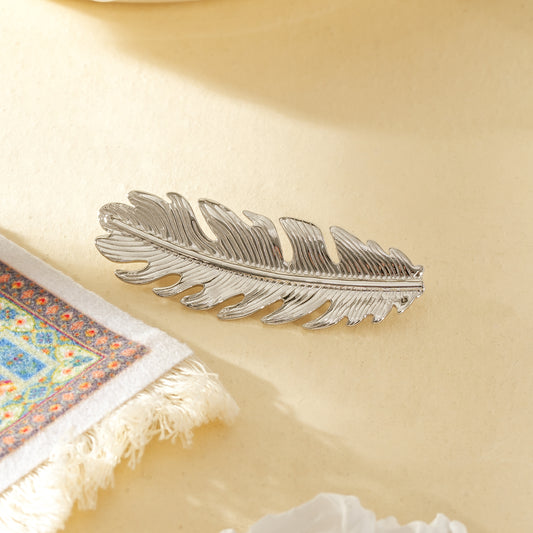 Broche argentée plume texturée