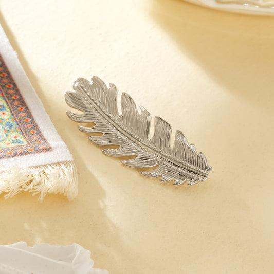 Broche argentée plume texturée