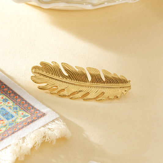 Broche dorée plume texturée