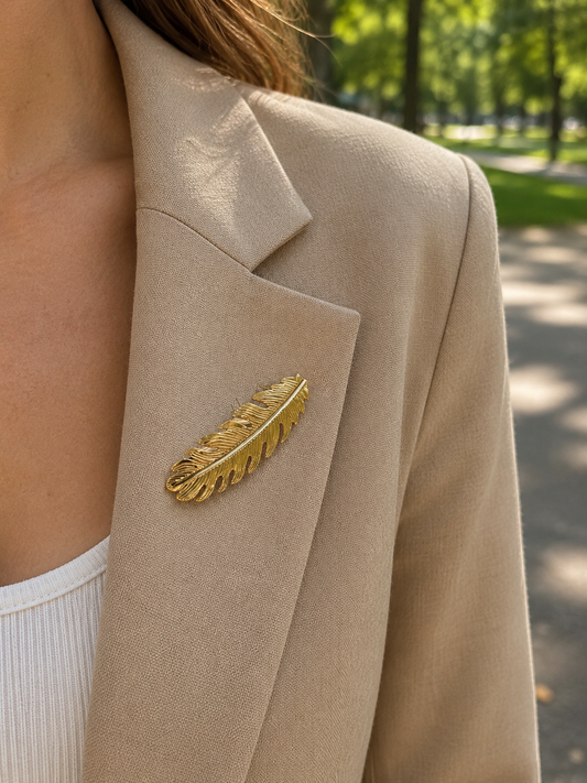 Broche plume texturée