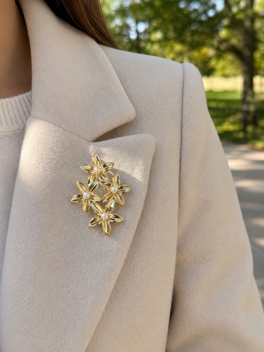 Broche fleurs dorées perles centrales