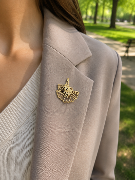Broche composée de deux feuilles de ginkgo biloba de tailles différentes