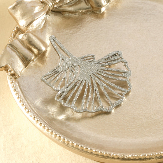 Broche composée de deux feuilles de ginkgo biloba de tailles différentes