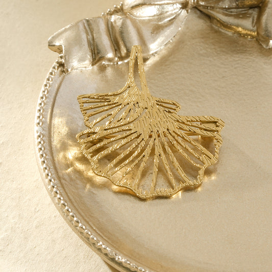 Broche composée de deux feuilles de ginkgo biloba de tailles différentes