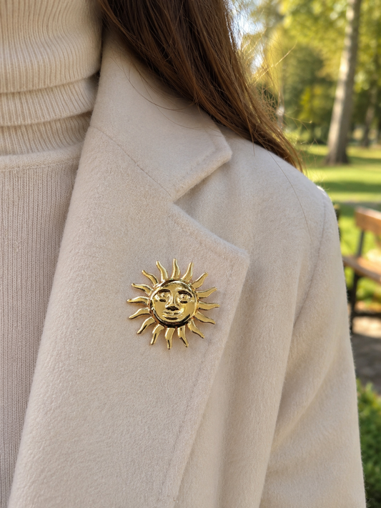 Broche soleil doré visage sculpté