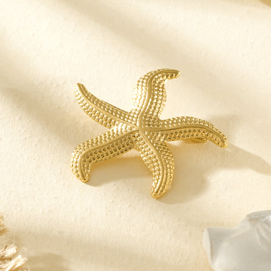 Broche dorée étoile de mer martélée au design sculptural