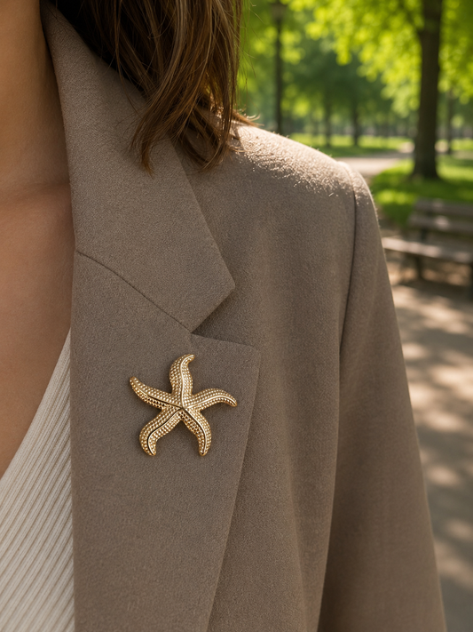 Broche dorée étoile de mer martelée au design sculptural
