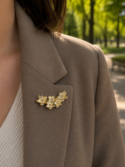 Broche composée de cinq fleurs sculpturales de tailles différentes