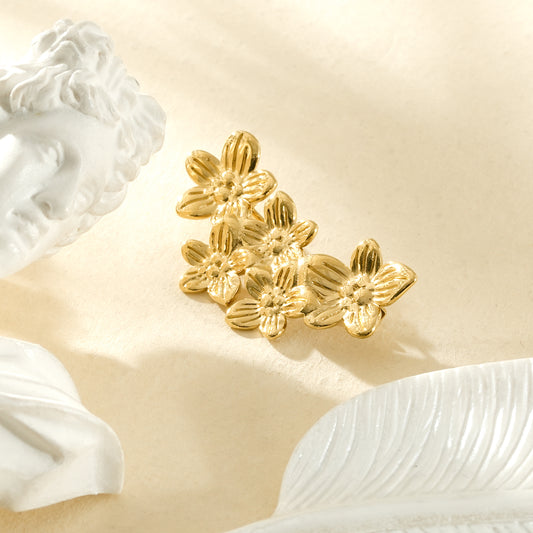 Broche composée de cinq fleurs sculpturales de tailles différentes