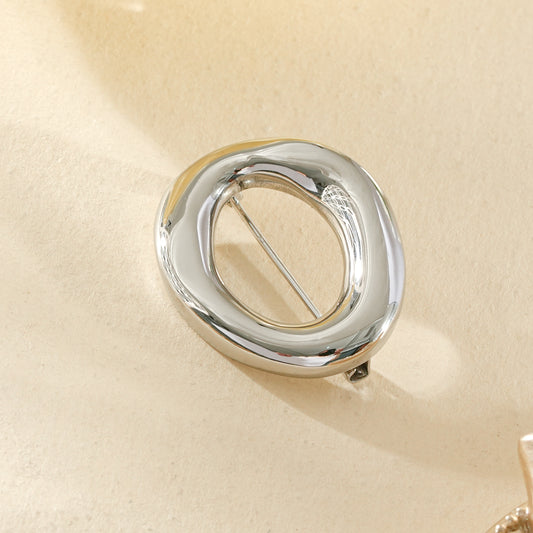 Broche ovale chic et intemporel ajourée finition brillante