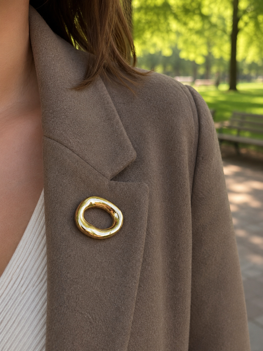 Broche ovale chic et intemporel ajourée finition brillante