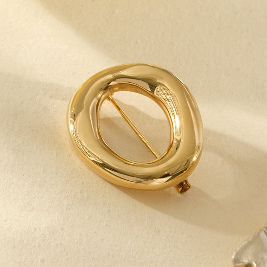 Broche ovale chic et intemporel ajourée finition brillante