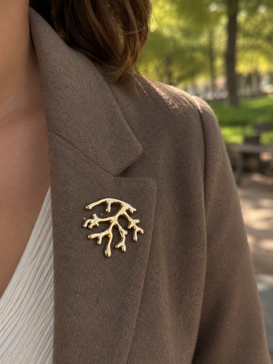 Broche dorée branche de corail sculpturale inspiration marine élégante