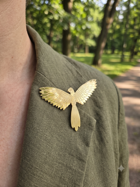 Broche dorée perroquet aux ailes déployées